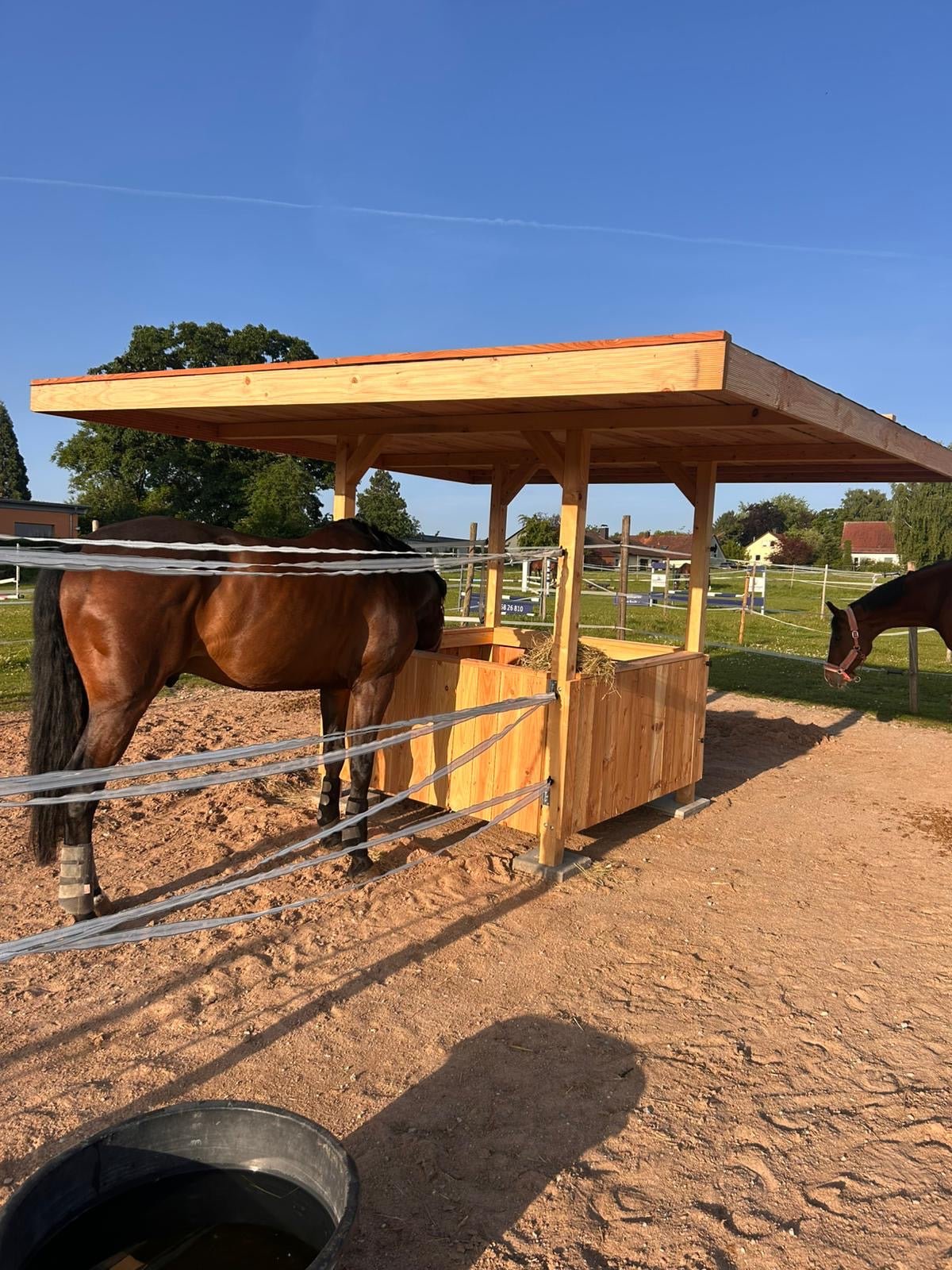 Heuraufe "Typ Medium" - mit extra großem Dach - MeineHeuraufe